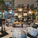 Moxy Houthavens Hotell