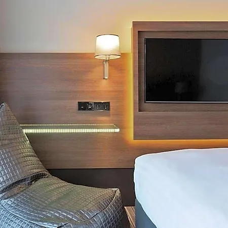 Moxy Houthavens 4*