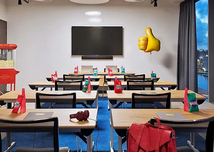 Moxy Houthavens Hotel 3*