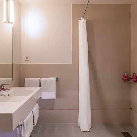 Moxy Houthavens Szálloda 3*