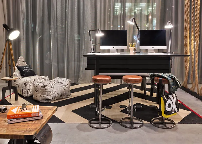 Moxy Houthavens Hotel